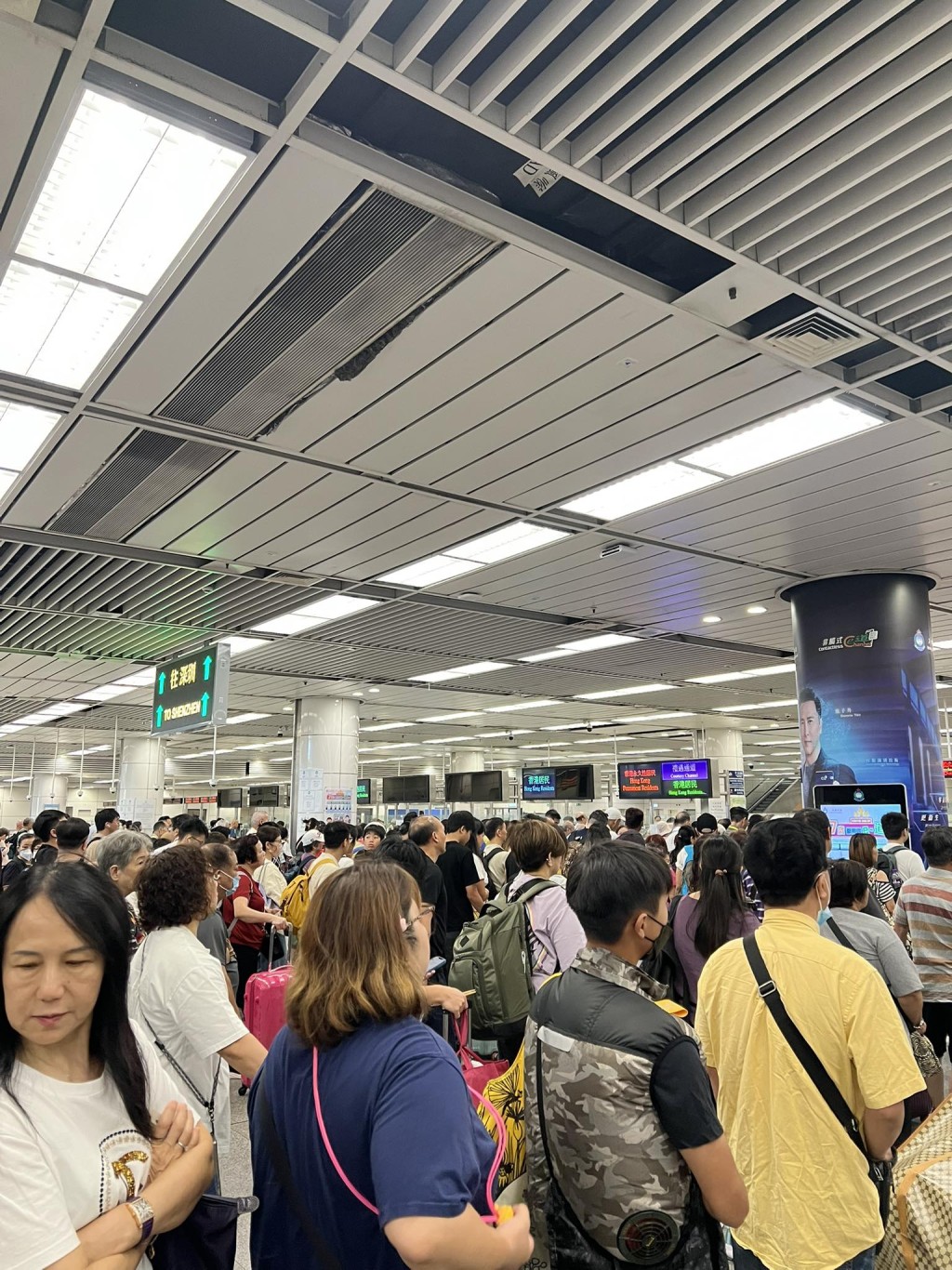 有網民分享今早8時30分深圳灣口岸往深圳方向過關已出現排隊人潮。FB圖片 有網民分享今早8時30分深圳灣口岸往深圳方向過關已出現排隊人潮。FB圖片