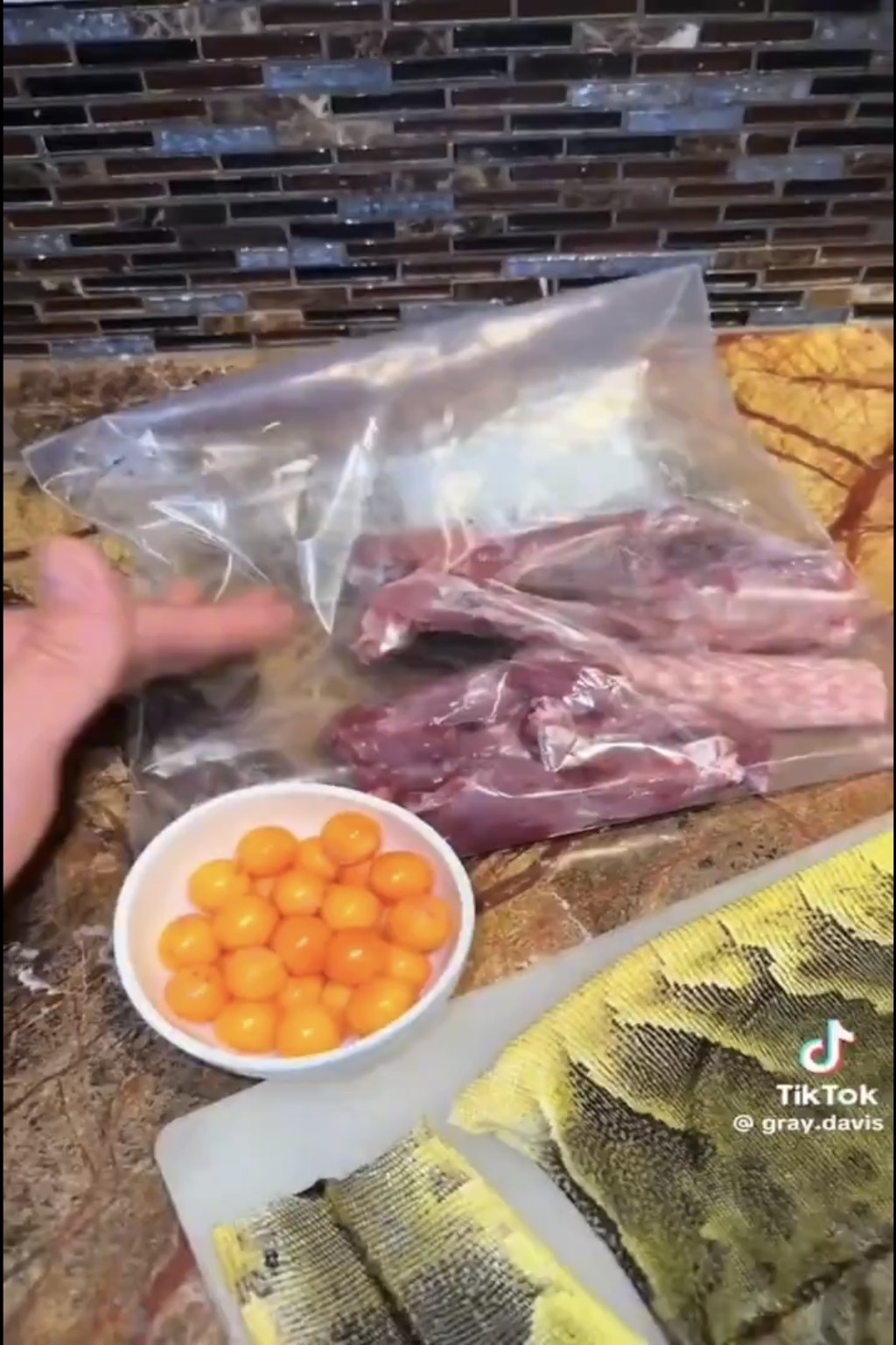 戴维斯将绿鬣蜥皮肉拆开。  TikTok@gray.davis