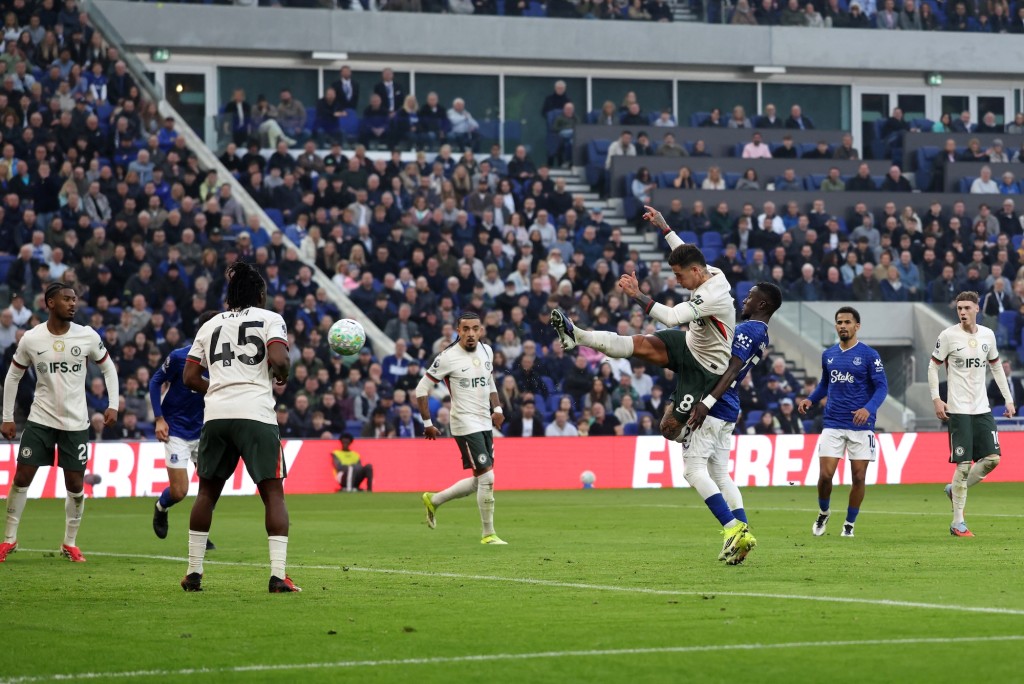 安素的射门,被比克福克精彩扑走。法新社 安素的射门,被比克福克精彩扑走。法新社