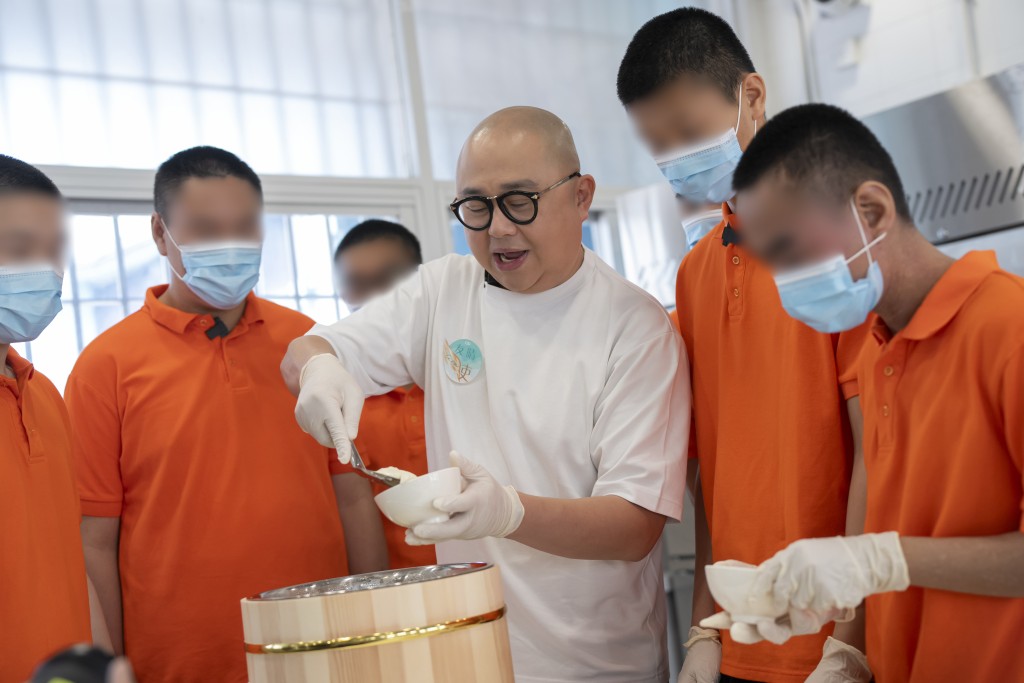 阿Bob與青少年在囚人士一同製作豆腐花,作為父親節的禮物。 阿Bob與青少年在囚人士一同製作豆腐花,作為父親節的禮物。