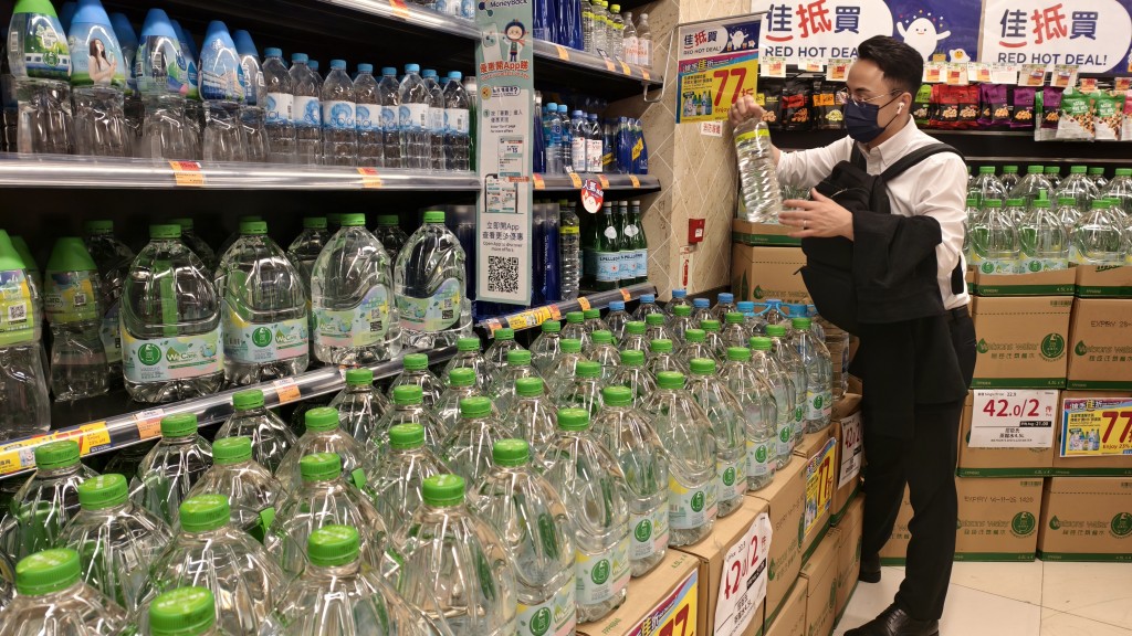 有居民仍然擔心水質有問題,所以到超市購買樽裝水。徐裕民攝 有居民仍然擔心水質有問題,所以到超市購買樽裝水。徐裕民攝