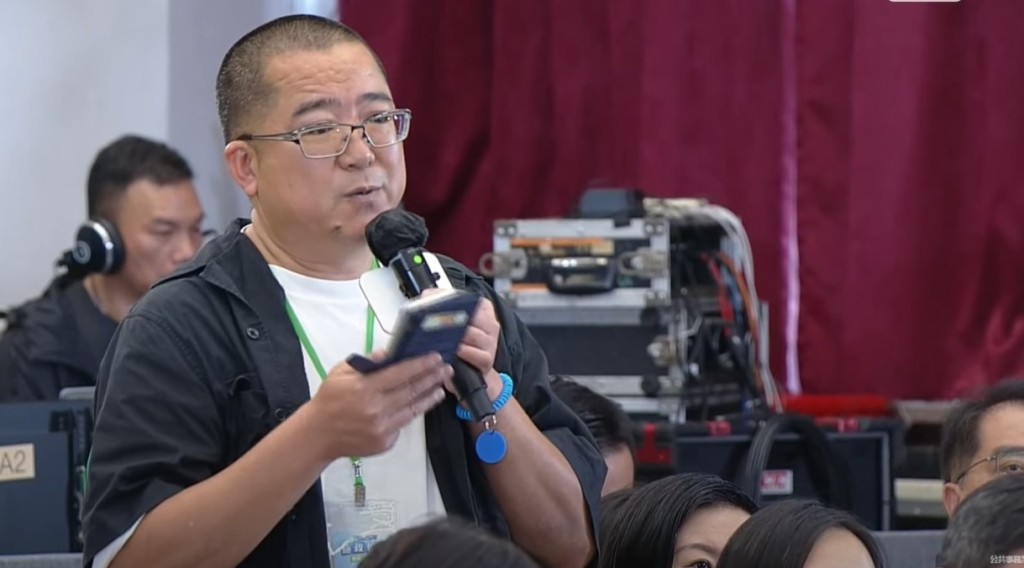 市民梁先生表示,做事不是「work in order」,政府與民間應是「work together」。直播截圖 市民梁先生表示,做事不是「work in order」,政府與民間應是「work together」。直播截圖