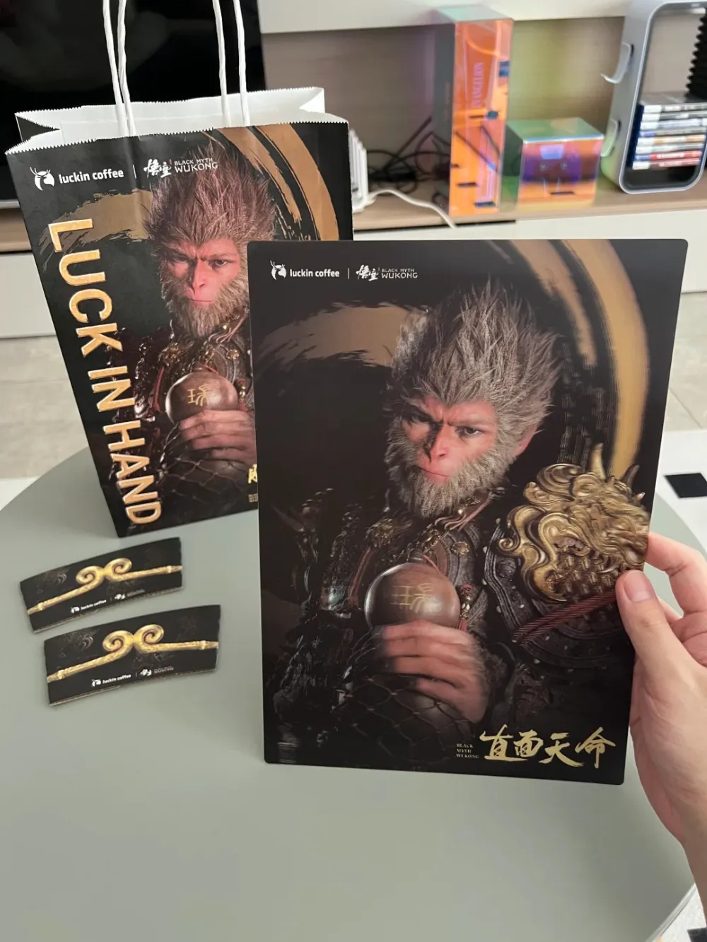 《优兽大都会》等热门动漫或电影的联名奶茶包装袋，被视为“黄金”。