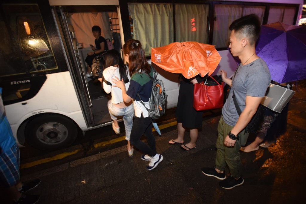 警方元朗掃黃拘68名内地女子