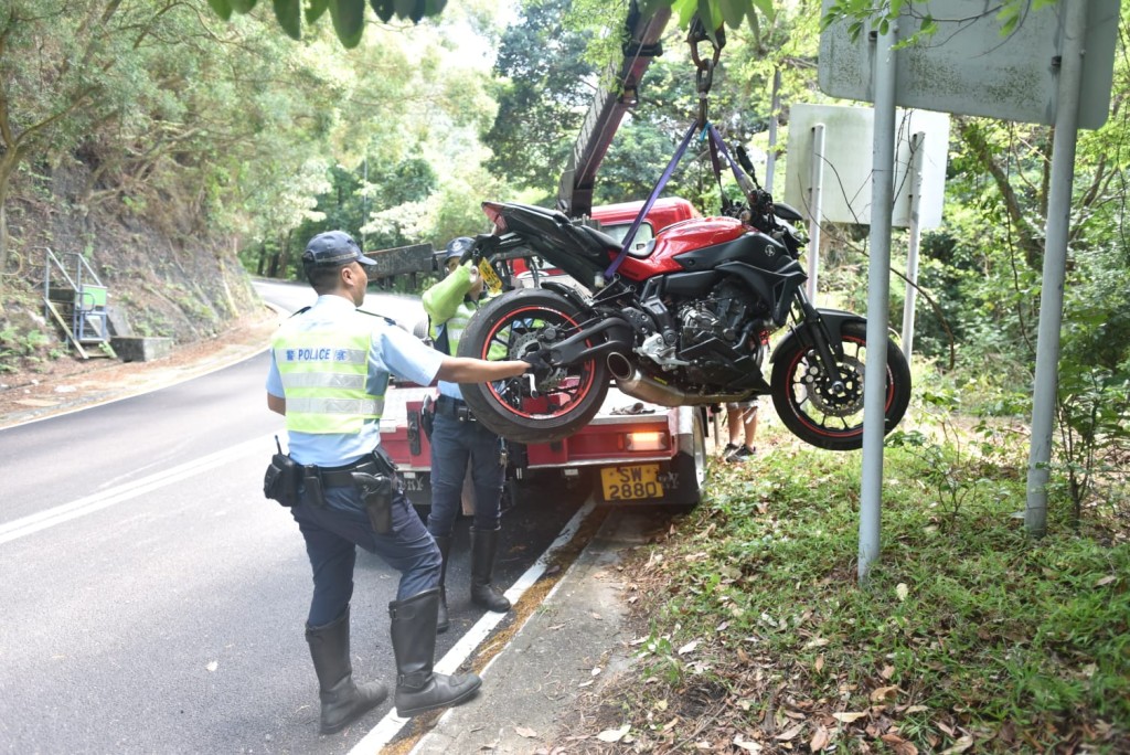 肇事電單車被吊起運走。楊偉亨攝
