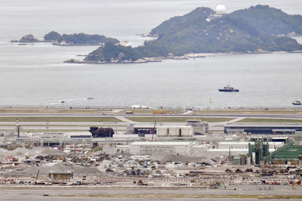 阿聯酋航空貨機前日凌晨在香港國際機場北跑道降落後離奇左轉滑出跑道,撞及一輛保安巡邏車後雙雙墮海。資料圖片 阿聯酋航空貨機前日凌晨在香港國際機場北跑道降落後離奇左轉滑出跑道,撞及一輛保安巡邏車後雙雙墮海。資料圖片