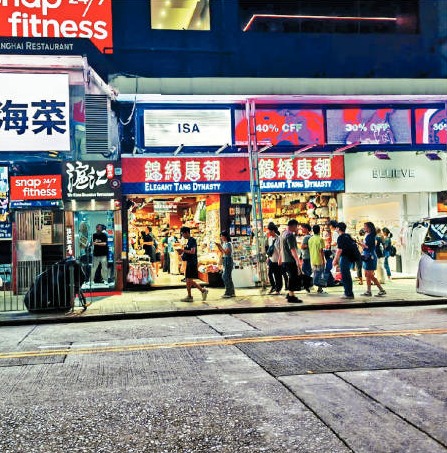 尖沙咀彌敦道良士大廈地下D號舖,向北京道,由手信店以每月20萬承租。 尖沙咀彌敦道良士大廈地下D號舖,向北京道,由手信店以每月20萬承租。