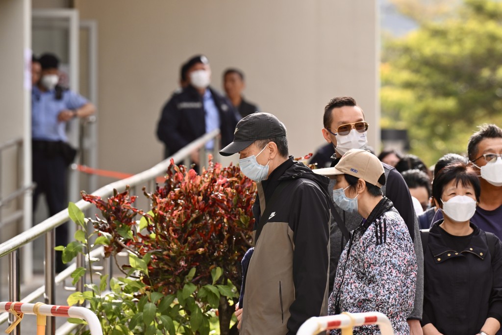 逾百名居民排隊到大埔廣福社區會堂進行認屍程序。 逾百名居民排隊到大埔廣福社區會堂進行認屍程序。