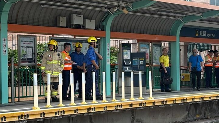 大批消防及救護員在銀圍站戒備。fb：真.屯門友