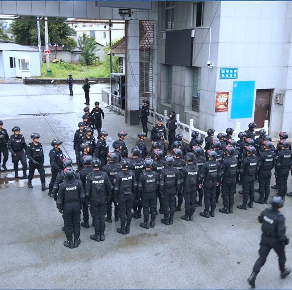 缅北木姐地区执法部门近日将571名电诈疑犯移交回中国。影片截图