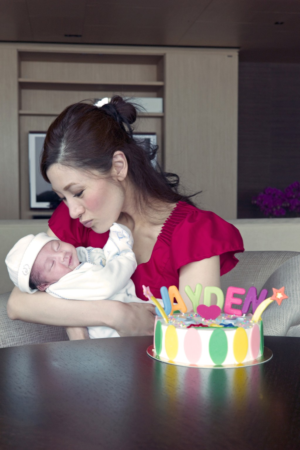 李嘉欣於2011年為許晉亨誕下兒子Jayden。  ​