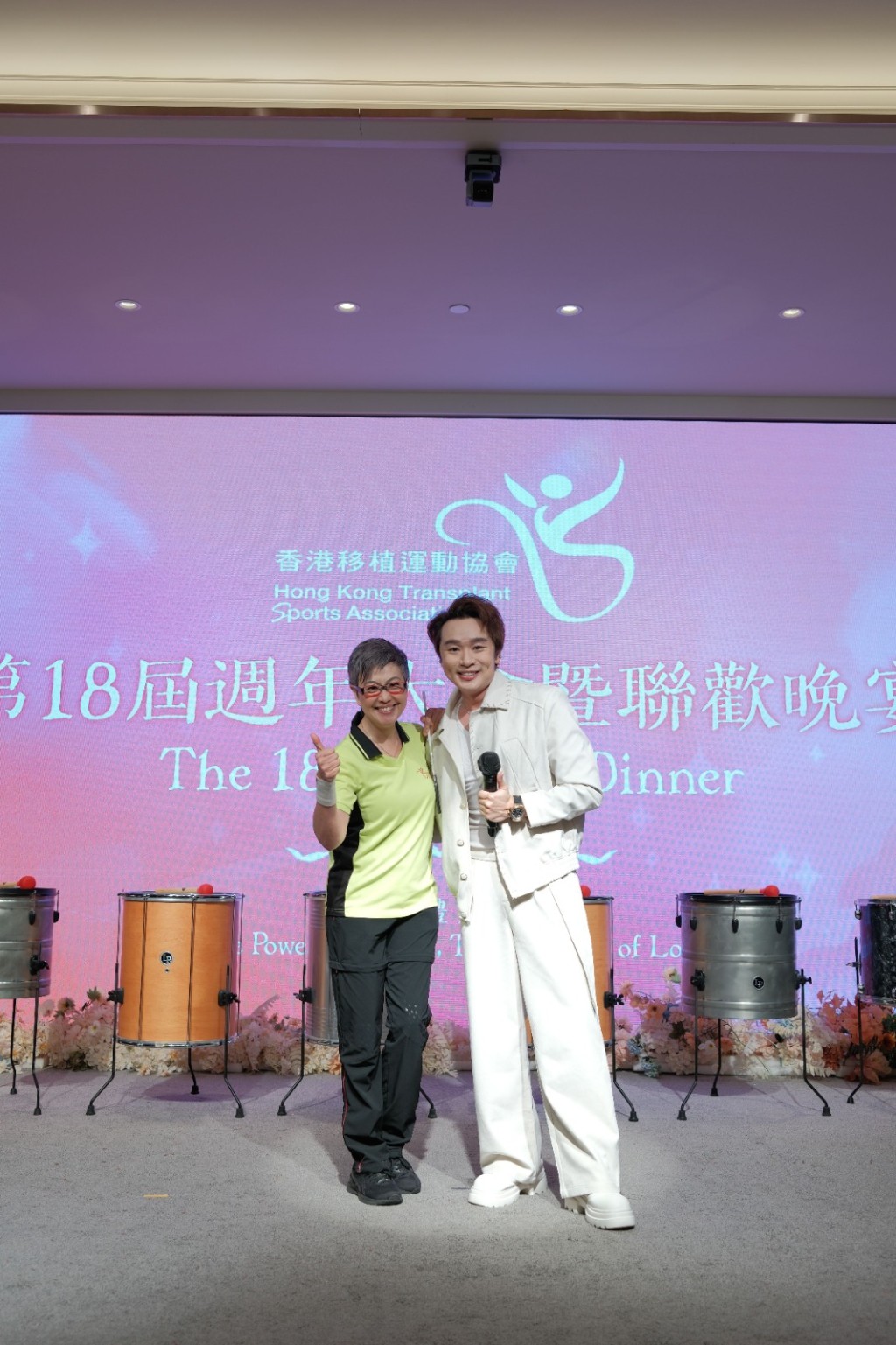王鄭浚仁在晚宴上分享其人生經歷。 王鄭浚仁在晚宴上分享其人生經歷。