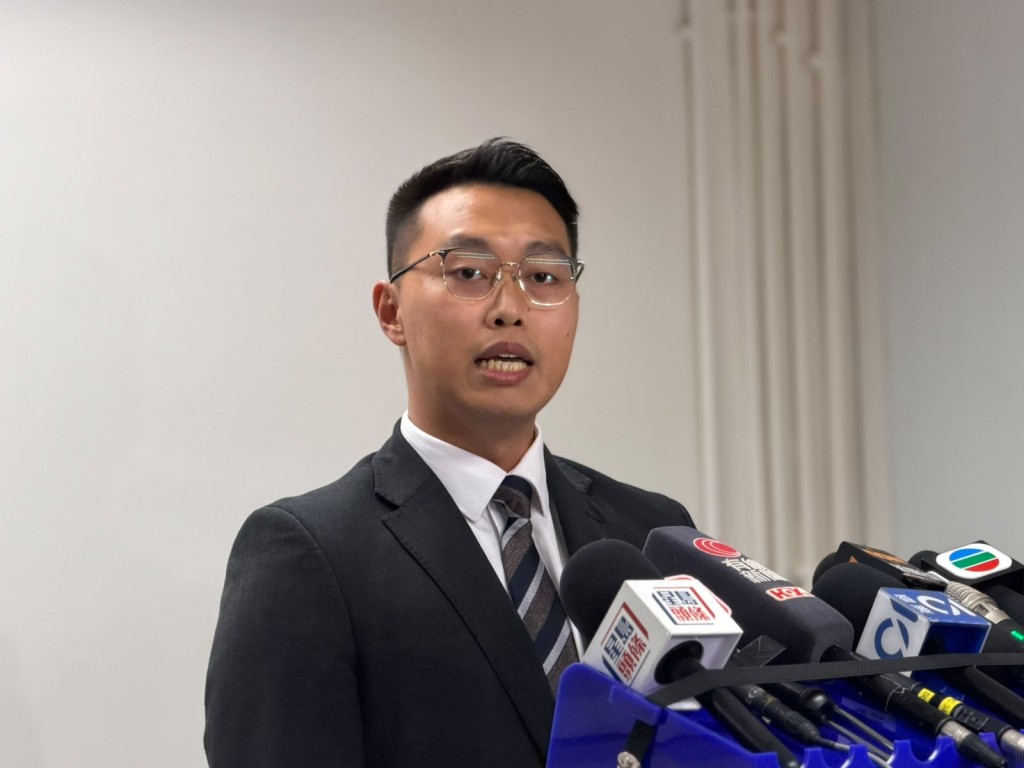 大埔警區重案組督察麥嘉昊表示,今次有金舖負責人主動向警方提供線索,包括可疑人的外貌特徵及行徑。 大埔警區重案組督察麥嘉昊表示,今次有金舖負責人主動向警方提供線索,包括可疑人的外貌特徵及行徑。