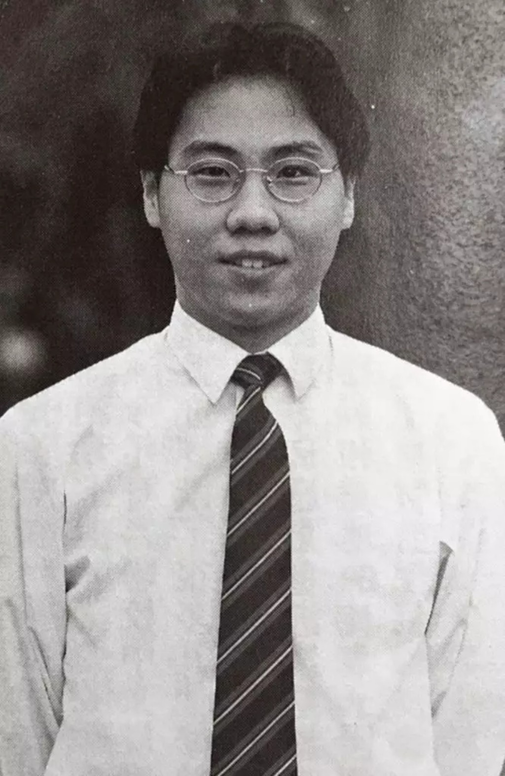 方東昇自小已講得一口好爛gag，在男拔萃書院在學時曾擔任辯論隊隊長。