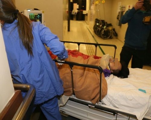 男子經搶救後需留院接受進一步治。丁志雄攝