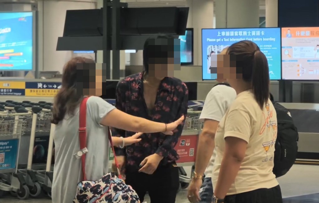 片段中已站起來的光頭佬與長髮男再度 十指緊扣糾纏,及後一名似乎認識長髮男的女子 上前勸交,高喊「我自己都有兩個女,你唔好咁 ......」,把兩雙方分隔開來,短片就此結束。Threads截圖 片段中已站起來的光頭佬與長髮男再度 十指緊扣糾纏,及後一名似乎認識長髮男的女子 上前勸交,高喊「我自己都有兩個女,你唔好咁 ......」,把兩雙方分隔開來,短片就此結束。Threads截圖