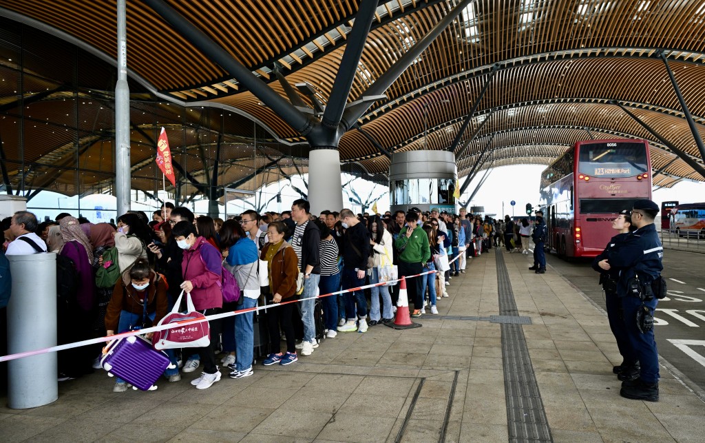 現場有職員及警方維持秩序，旅客亦耐心等候、未見有混亂情況。蘇正謙攝