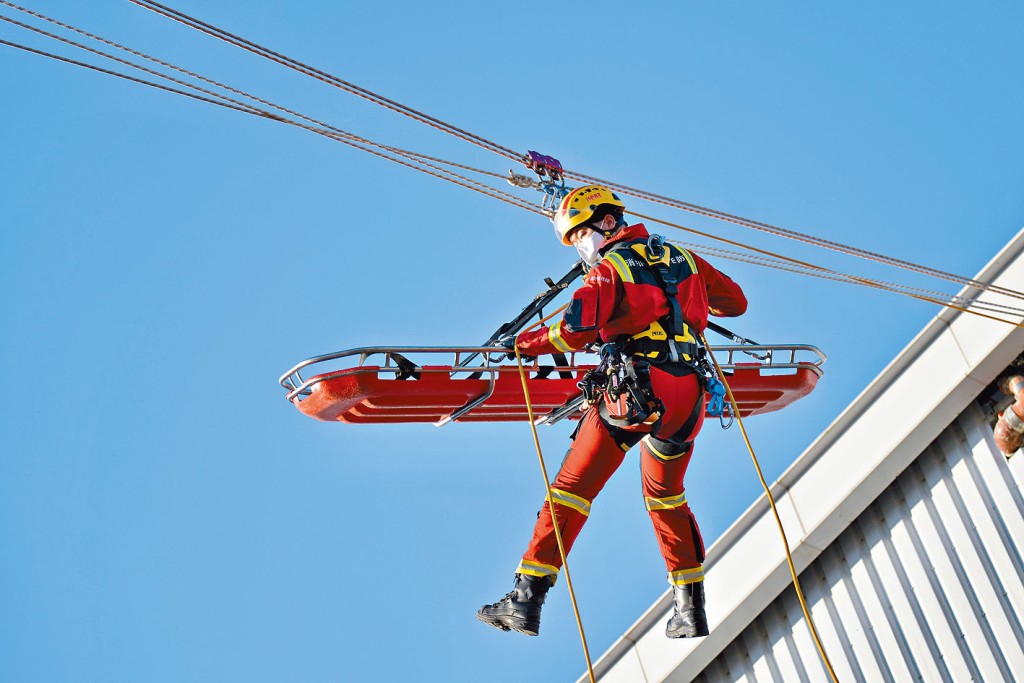消防處高空拯救專隊首名女隊員張天瑜將生命交給繩索。