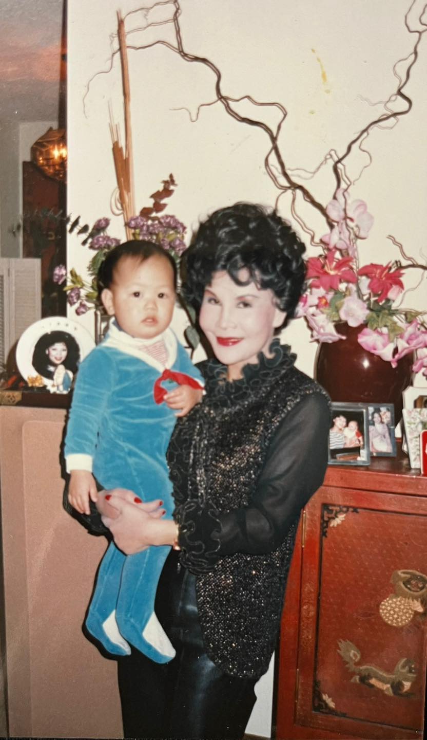 黄夏蕙分享30年前抱住孙仔的照片。