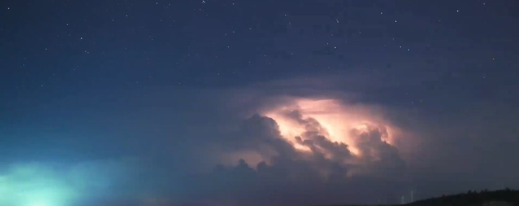專家指,藍色噴流閃電出現機會達萬分之一。微博@韻致天成 專家指,藍色噴流閃電出現機會達萬分之一。微博@韻致天成