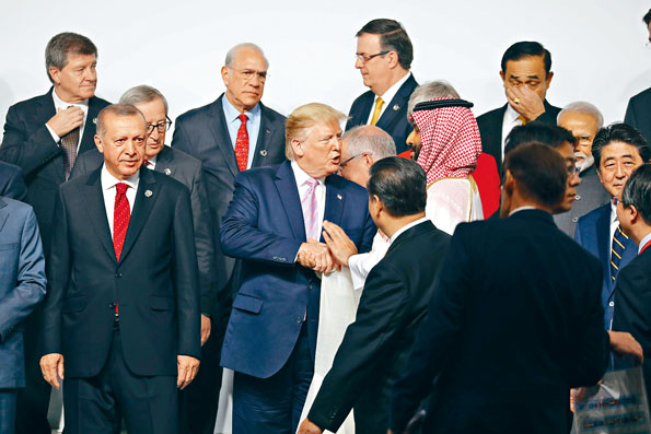 ■习特二人交谈及握手历时约十秒。