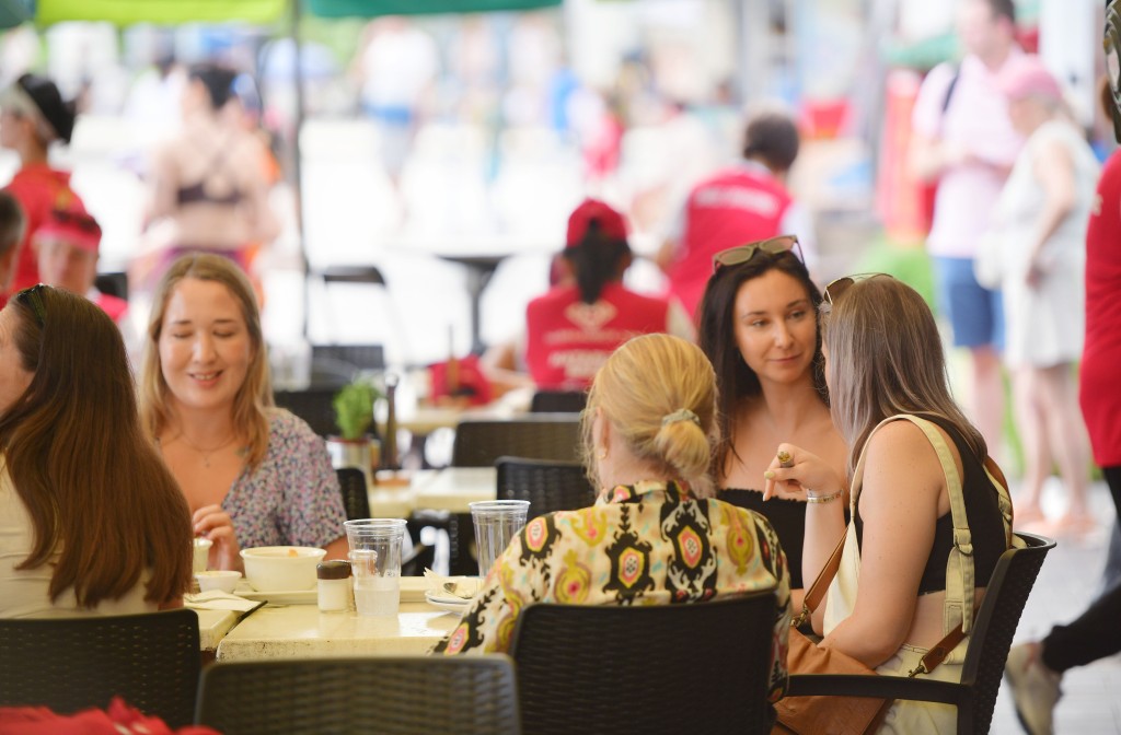 黃傑龍申請需視乎店舖所在地區、商場是否容許寵物進入，以及該區是否有足夠狗主客源。