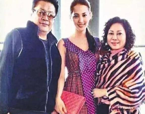 王棠云的父親王東生為全球最大皮帶廠「亞美集團」的總裁。 王棠云的父親王東生為全球最大皮帶廠「亞美集團」的總裁。