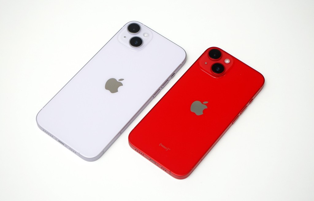 鏡面機背設計的iPhone 14 Plus（左），跟iPhone 14（右）屬12MP廣角+12MP超廣角雙鏡組合。