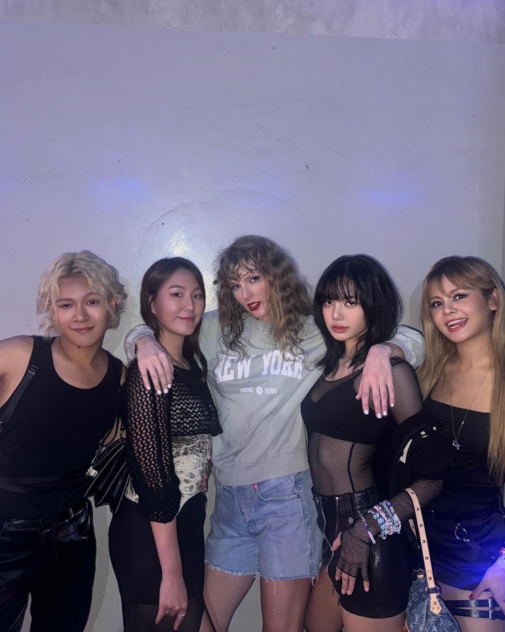 韩国女团BLACKPINK成员Lisa（右二）还公开与Taylor Swift（中）的后台合照。