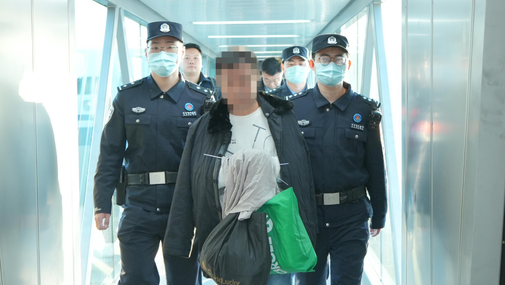 中國印尼合作執法,外逃11年涉非法吸資的「紅通」疑犯被押解回國。