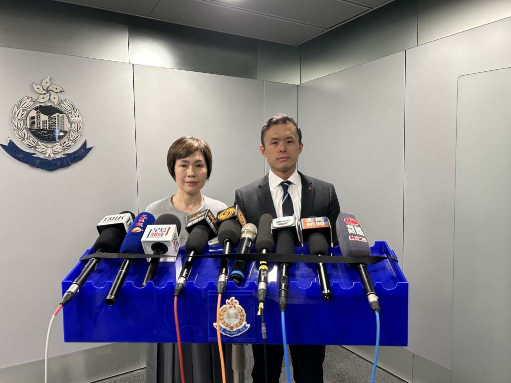 警務處商業罪案調查科警司馮培基（右）及香港保險業聯會行政總監劉佩玲（左）會見傳媒。曾志恒攝