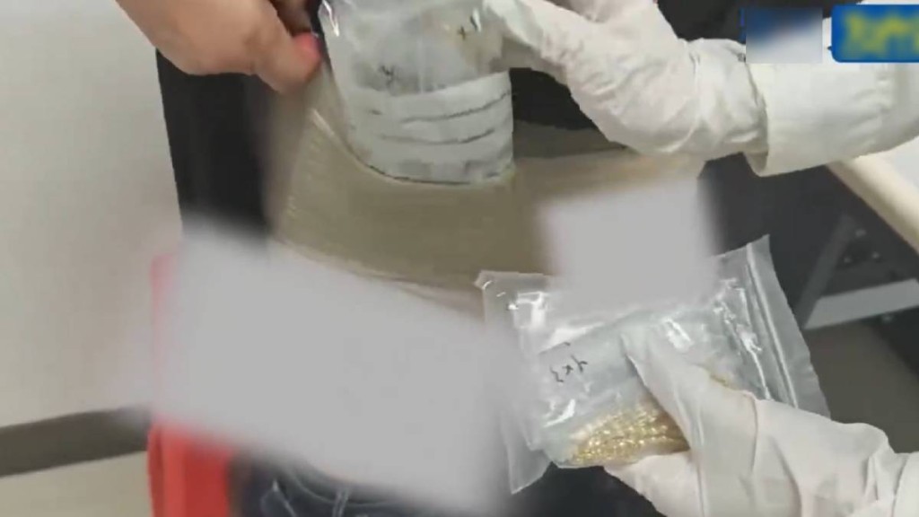 海關在婦人的特製束腰中搜出大量銀飾。海關發布