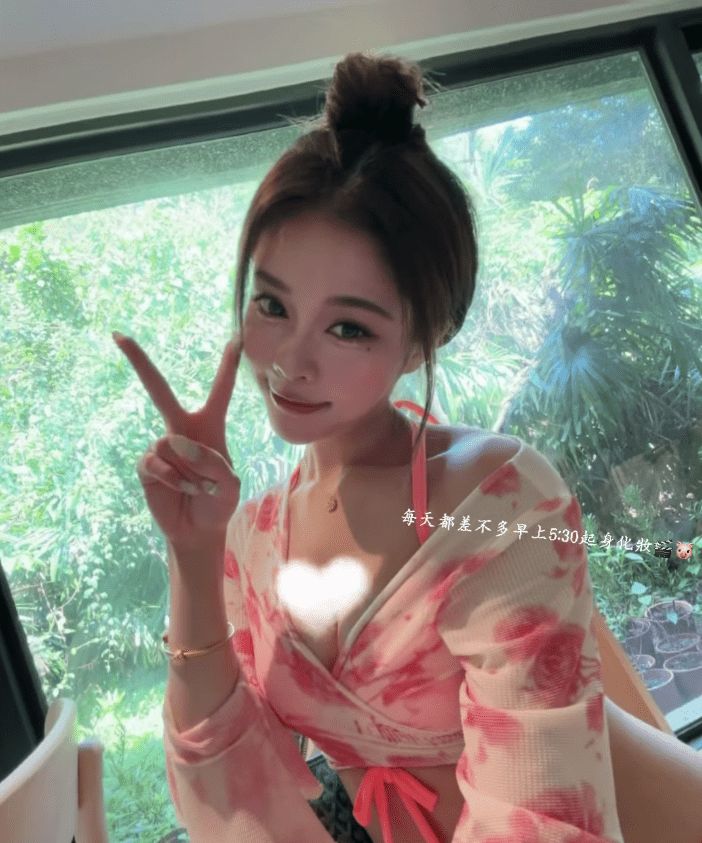 清晨化妝準備拍攝，黃瀅仴近距離自拍，甜美笑容充滿活力。