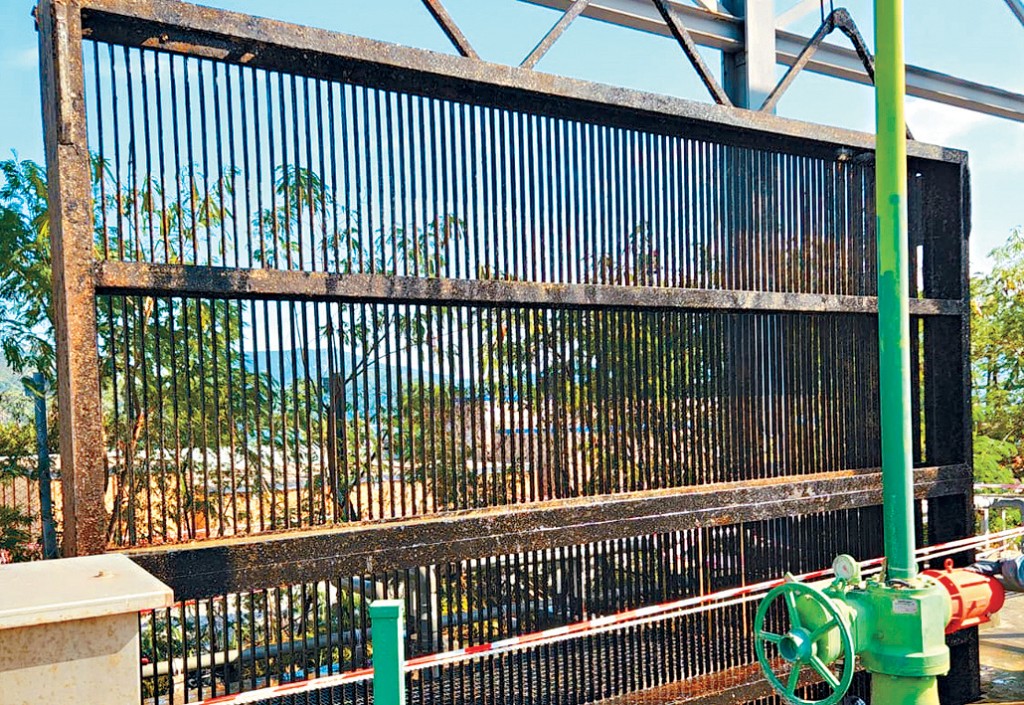 發電廠定期派員清理冷卻系統的水柵。