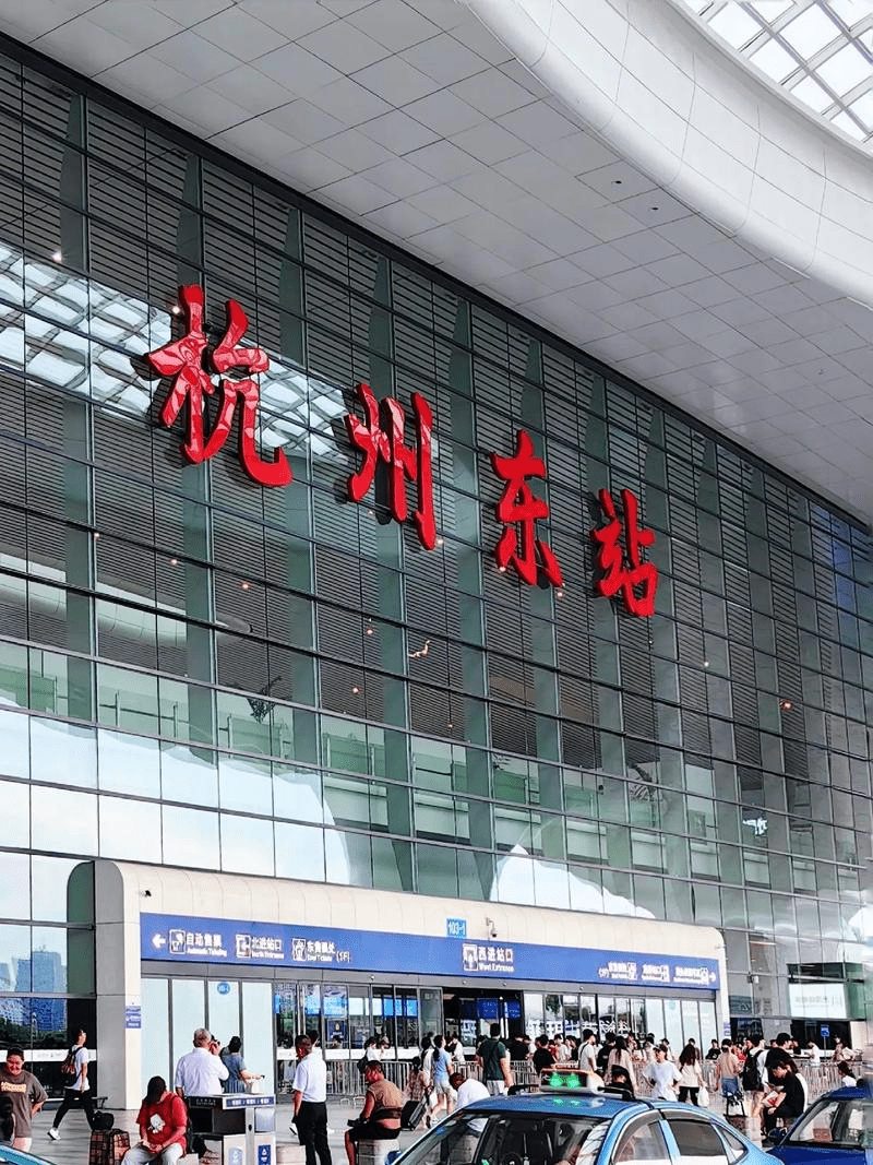 杭州東站7月5日有旅客跳入軌道,與進站列車發生碰撞。 杭州東站7月5日有旅客跳入軌道,與進站列車發生碰撞。