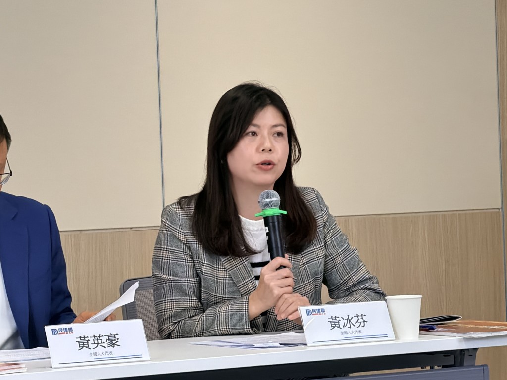 港区全国人大代表黄冰芬则提出《关于推动粤港澳大湾区绿色新能源产业升级的建议》。