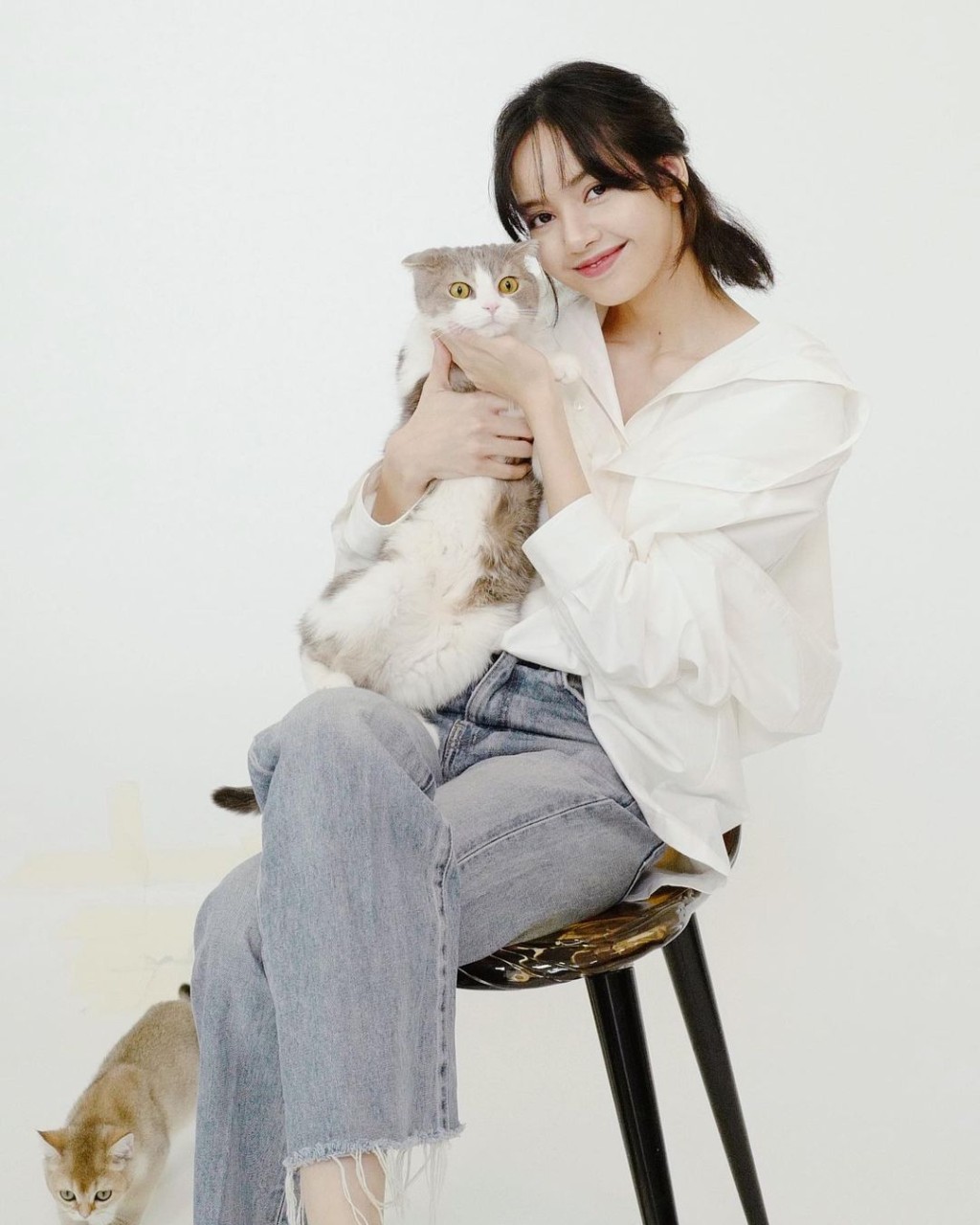 Lisa很喜歡小動物,家中養了五貓一狗。