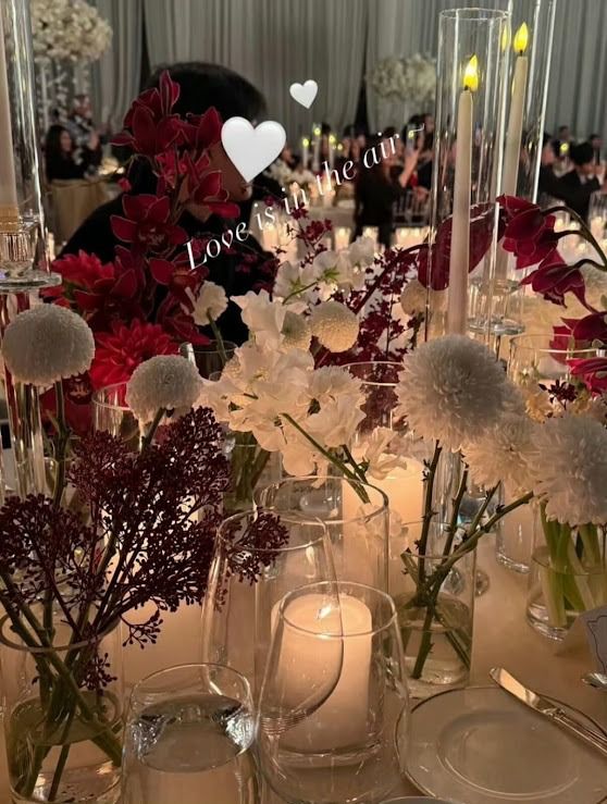 婚宴餐枱以紅白色鮮花布置。