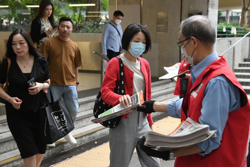 防骗刊物《提纸》随免费报章《头条日报》及《英文虎报》（The Standard）附送。