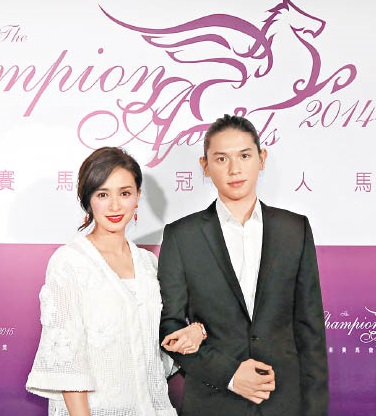 兩母子曾結伴出席活動。