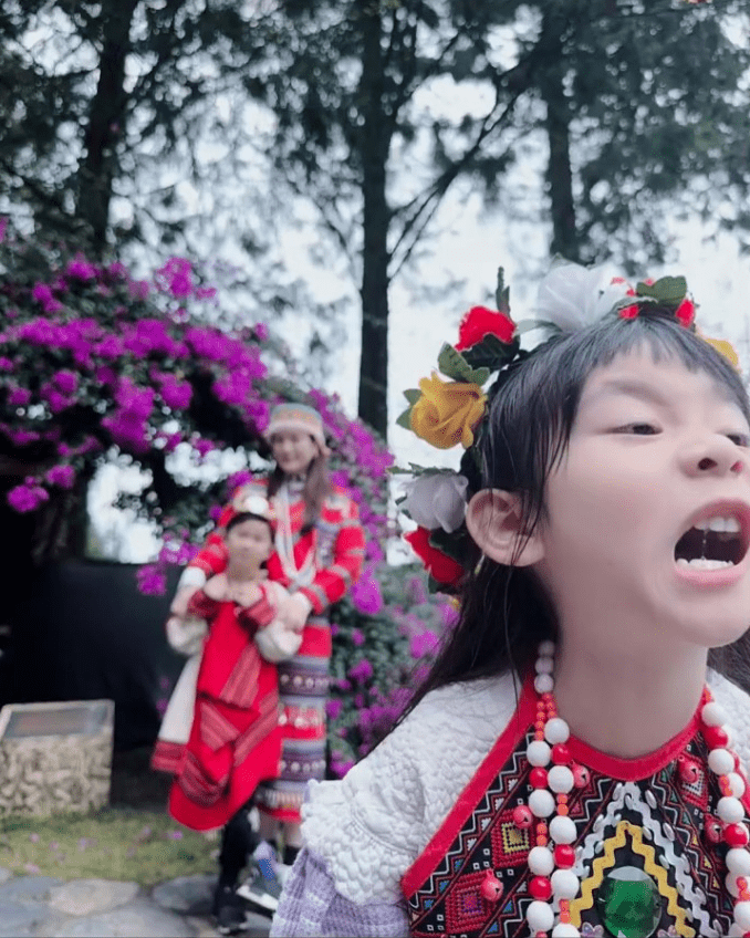 苟芸慧带著侄仔和侄女到台湾的九族文化村旅行，三人齐齐穿上卑南族服饰，非常之抢眼！