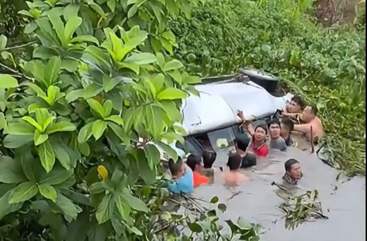 村民擊破墜水汽車的車窗，救出被困一家三口。