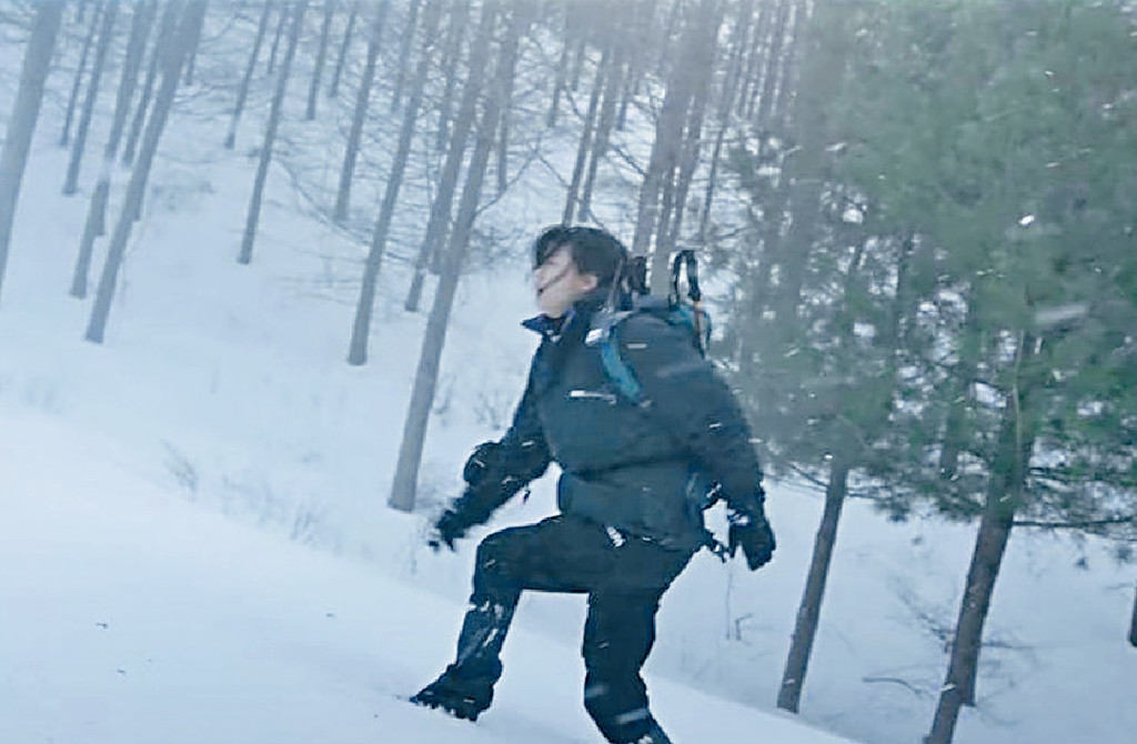 ■全智賢不停在雪地上奔走。
