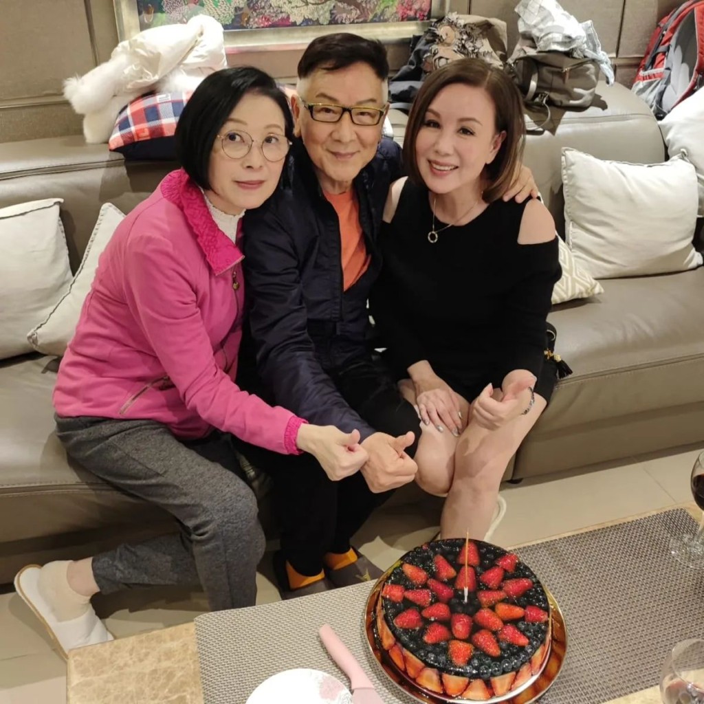 3月1日63歲生日的文雪兒（右）當日仲有切蛋糕慶生。