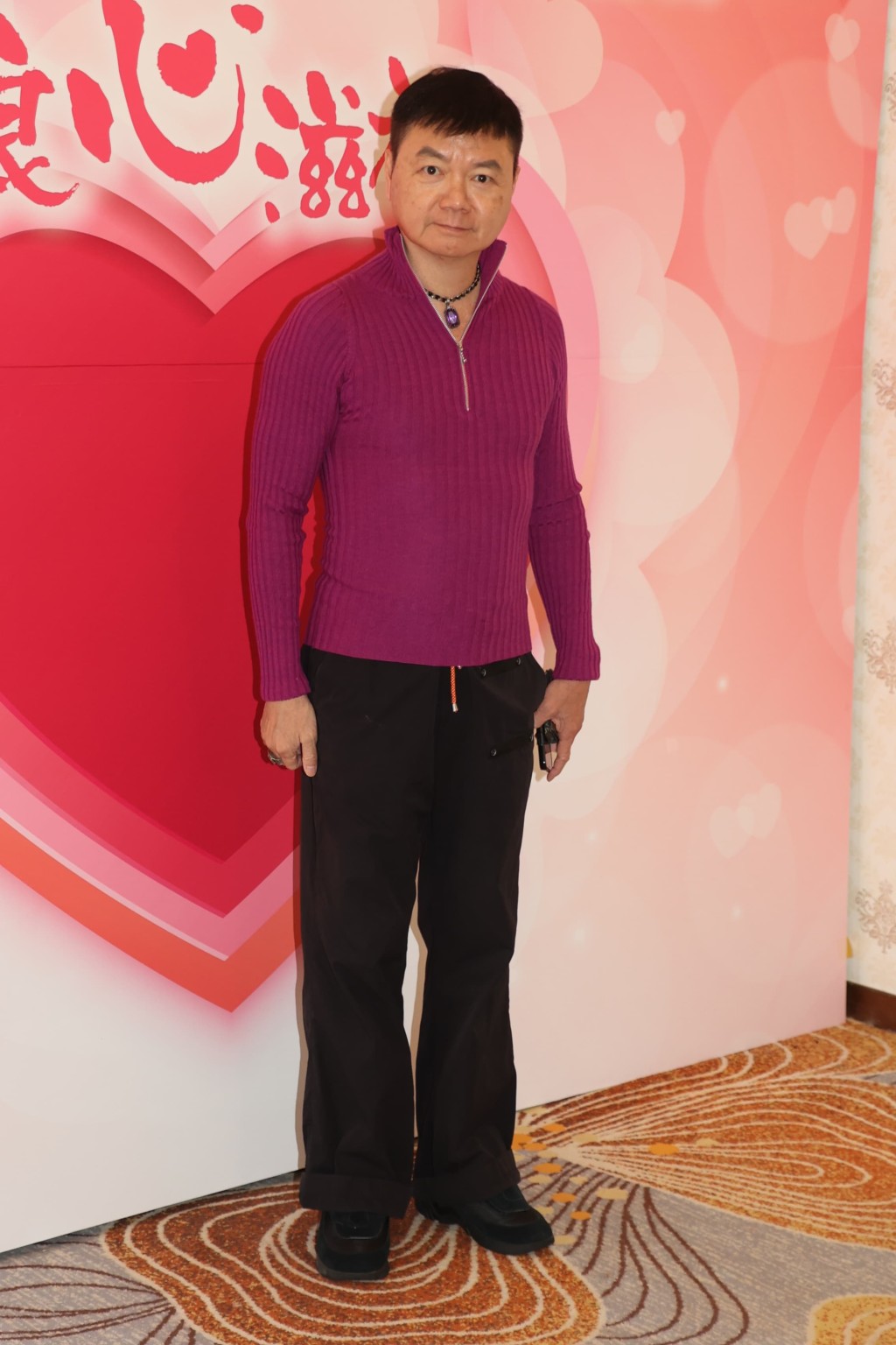 艾威受訪時表示妻子陳美玲(Lisa)有家族性遺傳多囊肝和多囊腎, 但兩個月前病況惡化,因情況緊急現時已排期換肝。 艾威受訪時表示妻子陳美玲(Lisa)有家族性遺傳多囊肝和多囊腎, 但兩個月前病況惡化,因情況緊急現時已排期換肝。