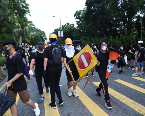 警方在上水廣場附近行人天橋及地面，與示威者發生衝突。