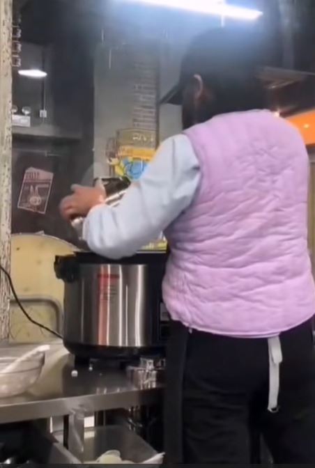 深圳有食店員工將食客吃剩的米飯回收到電飯煲，準備再盛予新客人。影片截圖