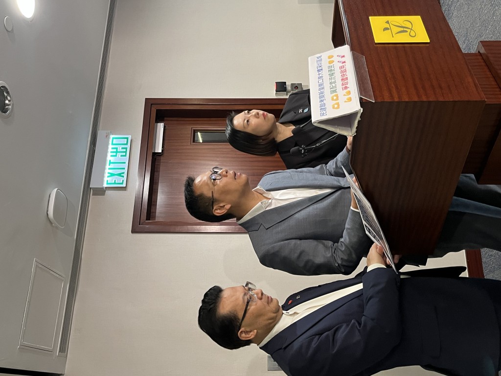 陳勇指啟用初期難免出現擠塞,呼籲市民避免啟用初期就前往觀摩,待大樓運作暢順後再參觀或停留。 陳勇指啟用初期難免出現擠塞,呼籲市民避免啟用初期就前往觀摩,待大樓運作暢順後再參觀或停留。