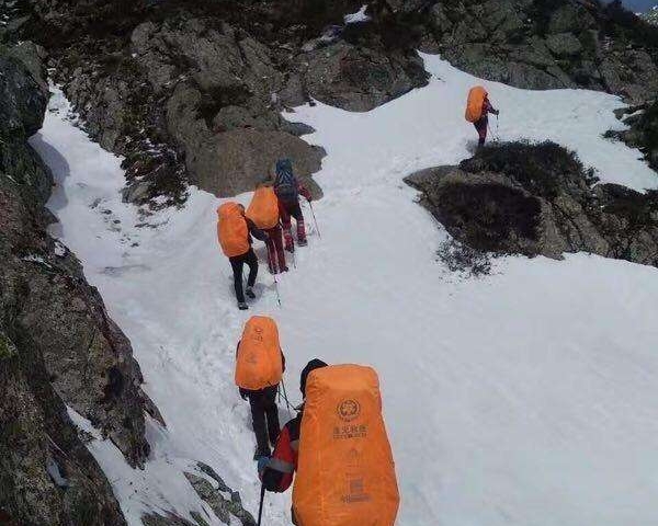 背包客穿越秦嶺遭遇暴風雪 廿三人失聯兩遇難。