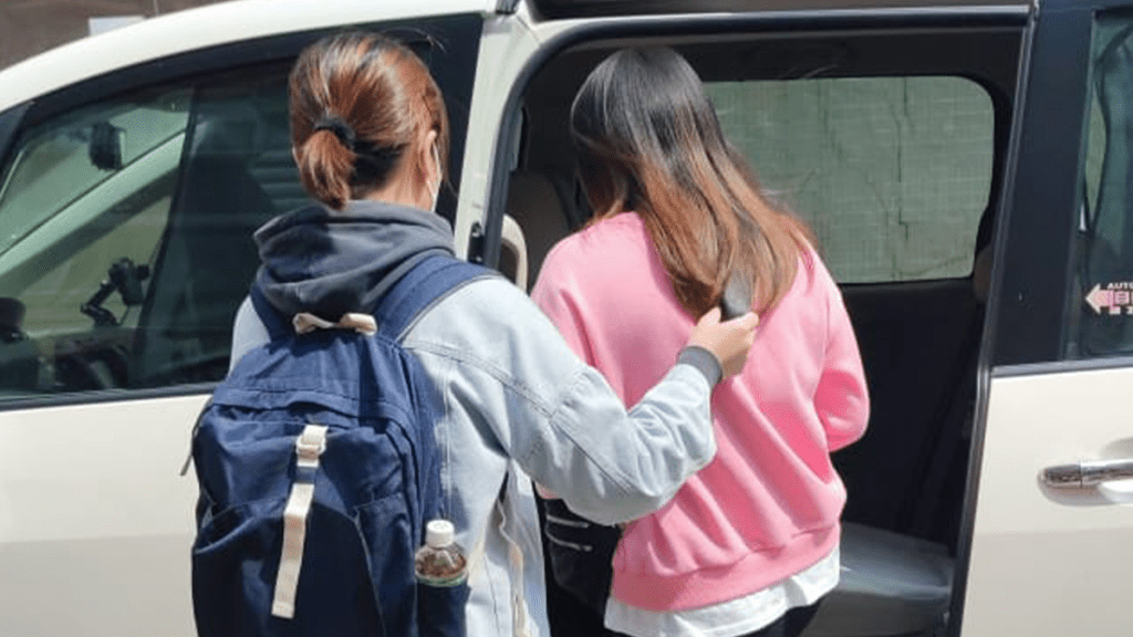 行動中,警方拘捕兩名女子。警方提供